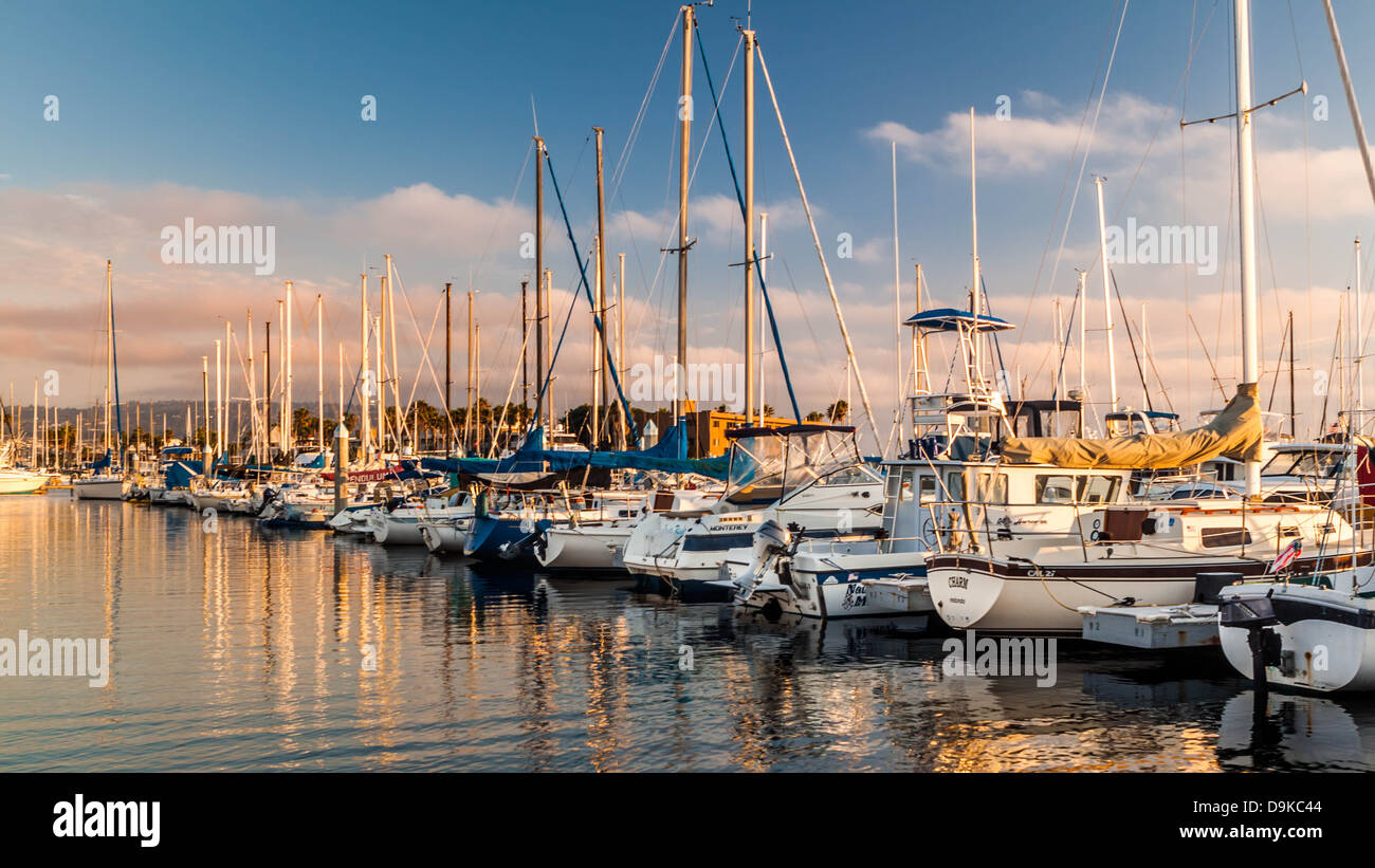 Bateaux et yachts alignés dans une petite marina californienne au coucher du soleil Banque D'Images