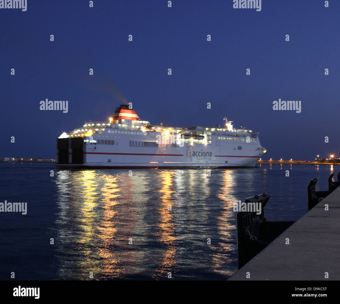 Acciona ferry  + véhicule passager arrivant dans la nuit dans le port de Palma de Majorque, Iles Baléares, Espagne. Banque D'Images