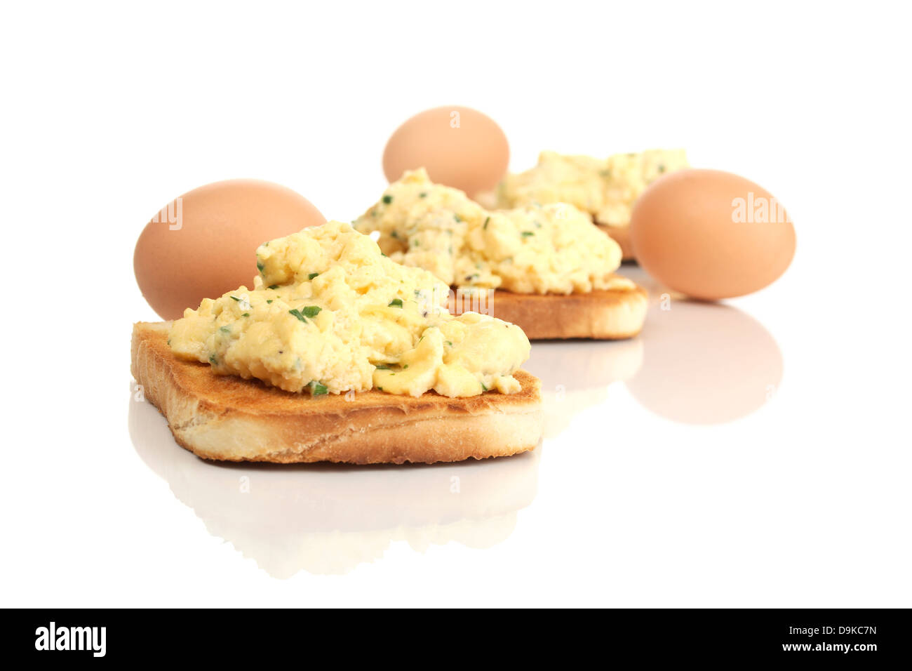 Griller le pain avec des œufs brouillés, de pain grillé avec des oeufs brouillés Banque D'Images