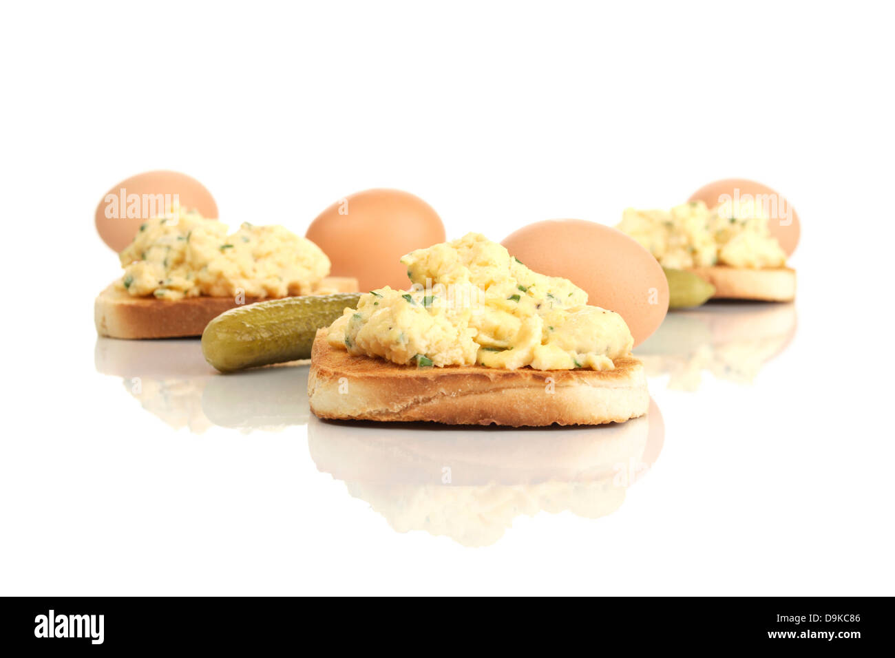 Griller le pain avec des œufs brouillés et du concombre, le pain grillé avec des oeufs brouillés et concombre Banque D'Images
