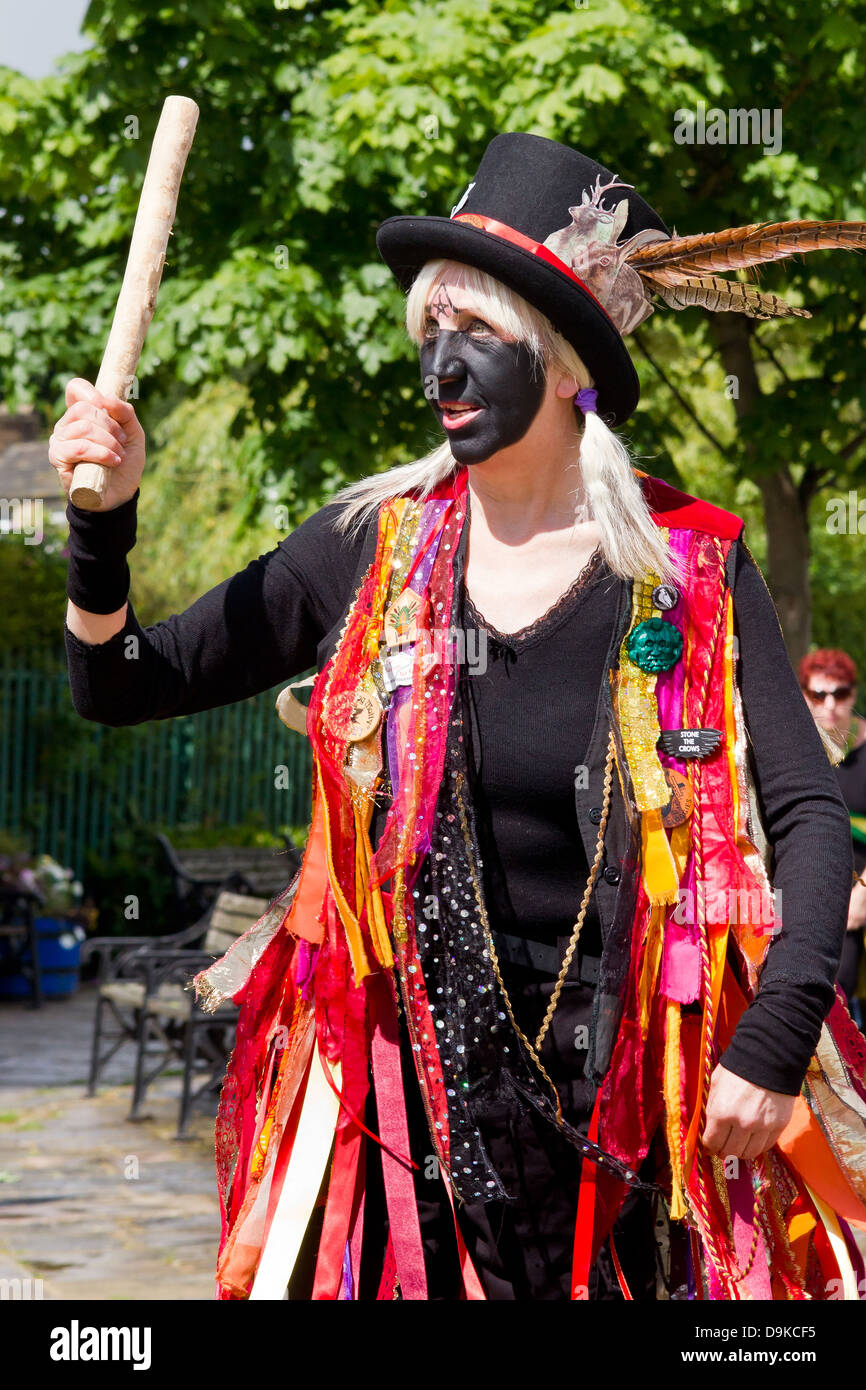 Morris femelle danseur avec un visage noir à Skipton, Yorkshire du Nord, Angleterre Banque D'Images