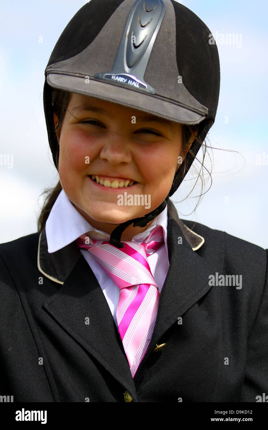 12 ans, fille, heureusement posant sur son pony Banque D'Images