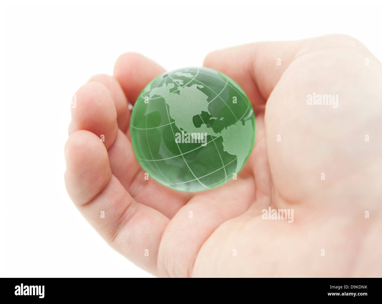 Green Globe de cristal dans la main avec clipping path Banque D'Images