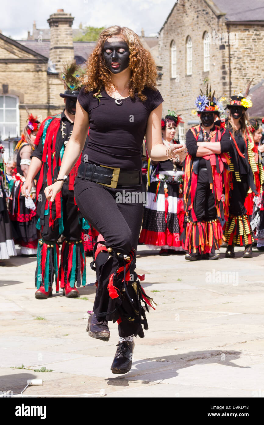 Blacked face femme Morris dancer At Skipton, Yorkshire du Nord, Angleterre Banque D'Images