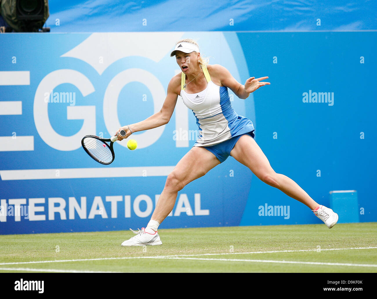 21.06.2013 Eastbourne, Angleterre. Jamie Hampton (USA) bat Caroline Wozniacki (DEN) en demi-finale des Célibataires Femmes par un score 6-7, 7-5, 6-3 à Devonshire Park Banque D'Images