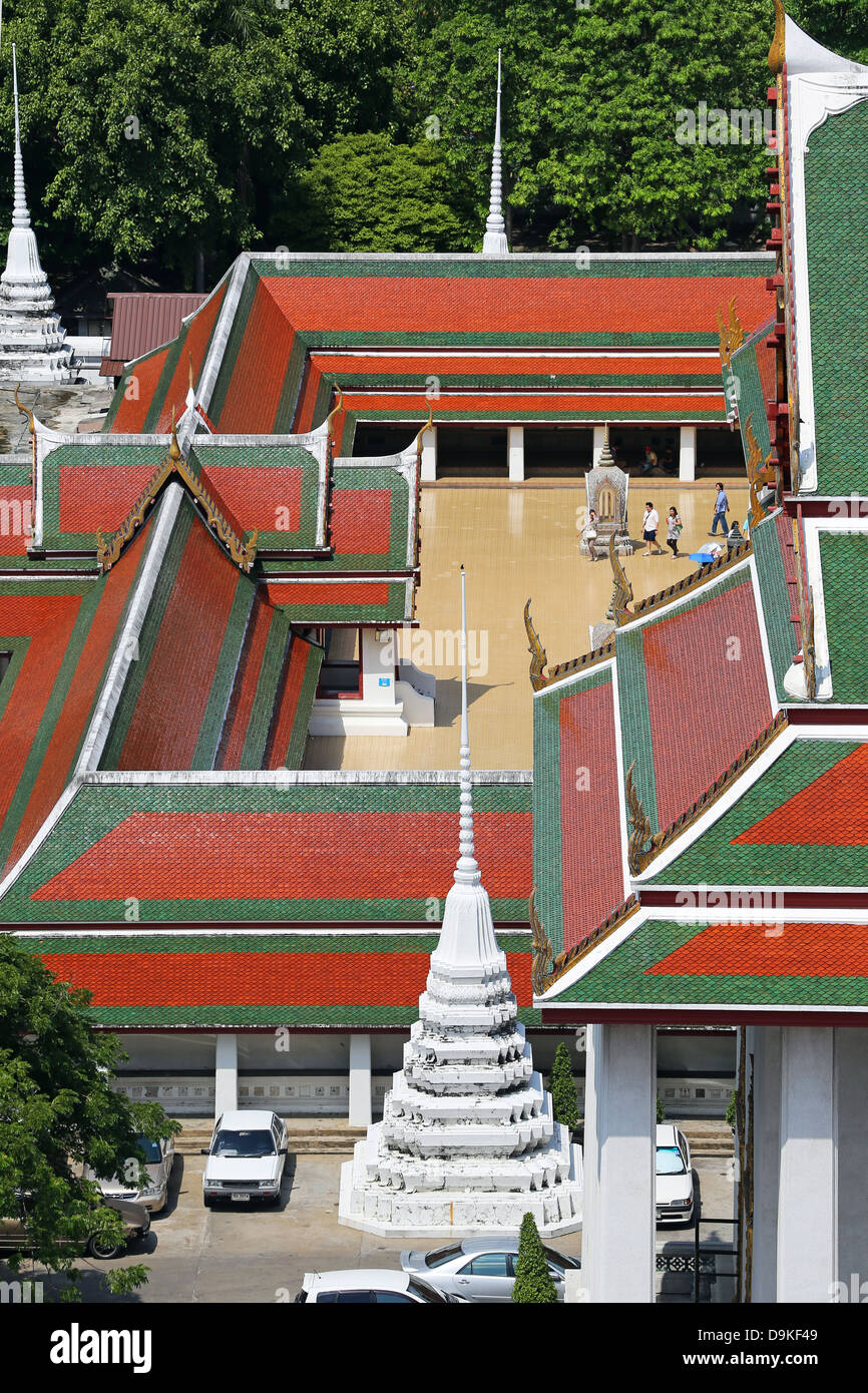 Tuiles de couleurs sur les toits de Wat Ratchanatdaram Temple, Bangkok, Thaïlande Banque D'Images