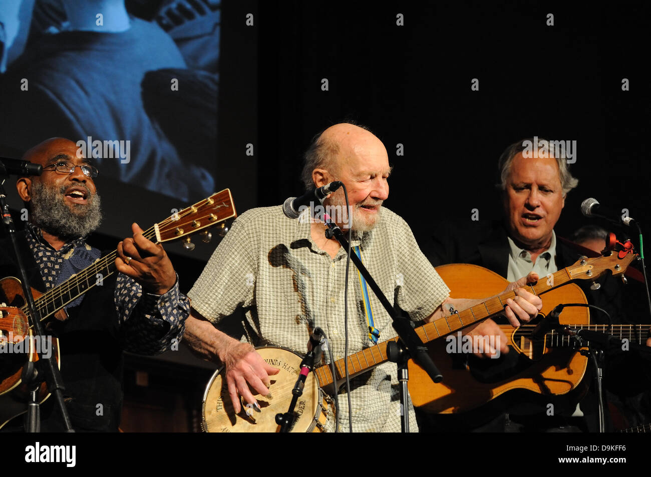Pete Seeger, 94, chantant avec Josh White, Jr. et Tom Chapin le 20 juin 2013, à un concert-bénéfice pour le Musée de la ville de New York à venir, l'exposition 'Folk Ville : New York et l'American Folk Music Revival.' Banque D'Images