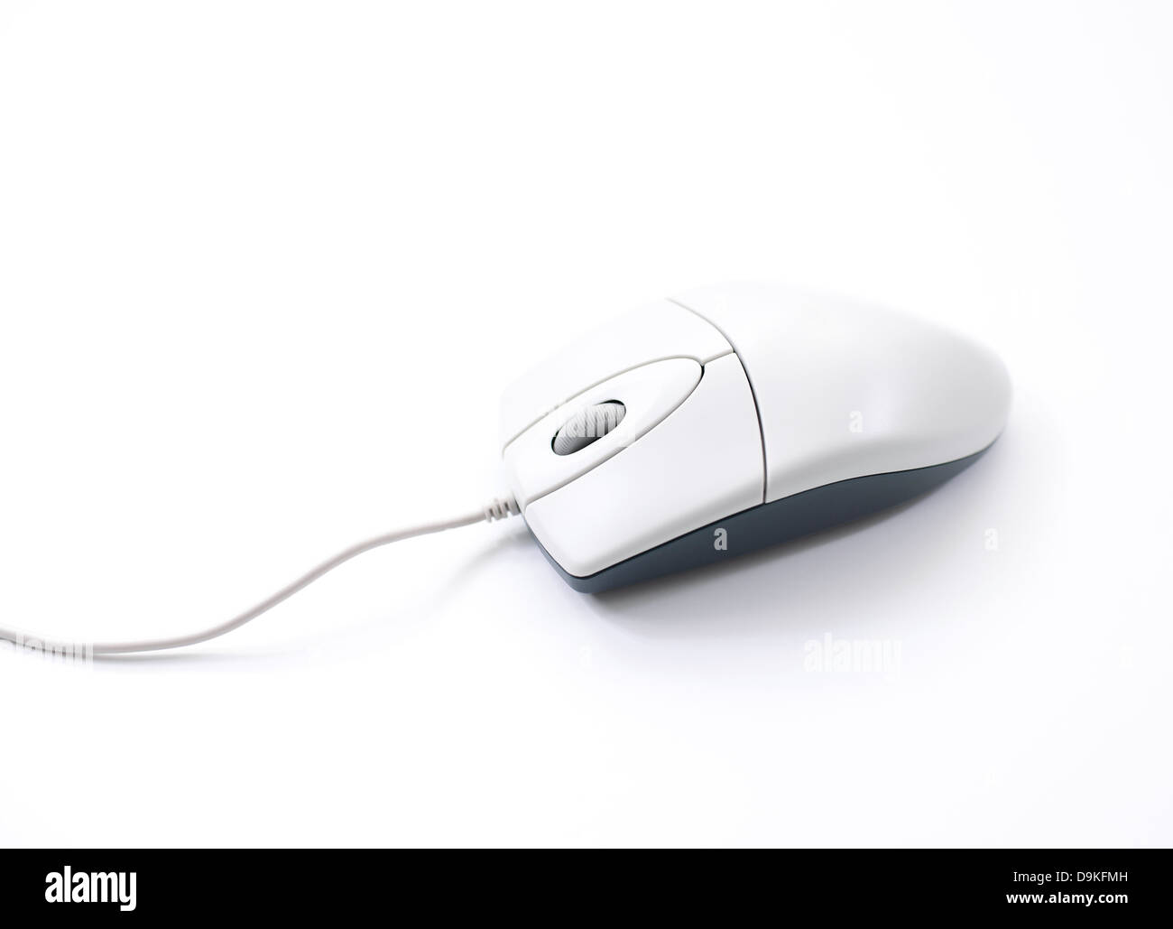 Souris d'ordinateur avec le câble sur fond blanc Banque D'Images