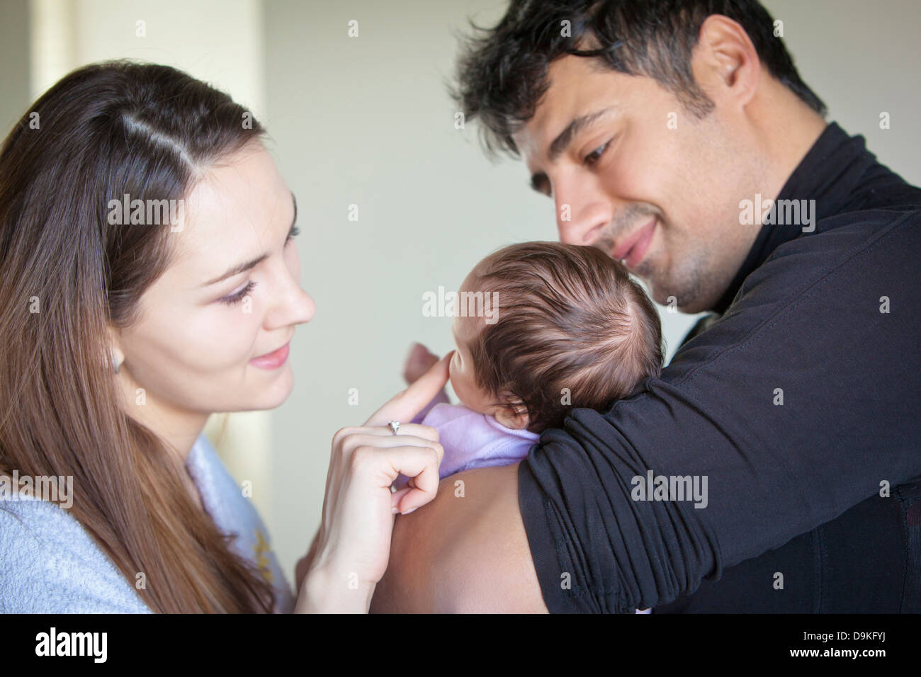 Couple avec bébé fille nouveau-né Banque D'Images