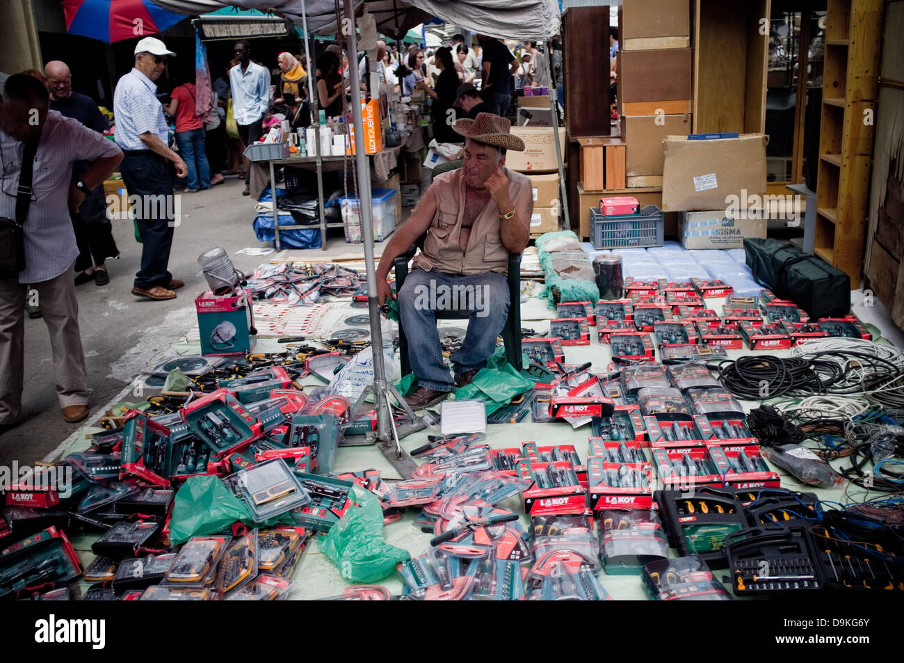 Barcelone, Espagne. 21 Juin, 2013. Un commerçant se reposer. Le marché 'Encants Vells' (ancien Charms en catalan) dans la ville de Barcelone est l'un des plus anciens marchés de l'Europe (à partir du 14e siècle). Dans quelques jours il sera déplacé à un endroit dans un environnement d'architecture moderne. Il a toujours été d'usage que de bonnes affaires, d'antiquités et de produits plus variée. Crédit : Jordi Boixareu/Alamy Live News Banque D'Images