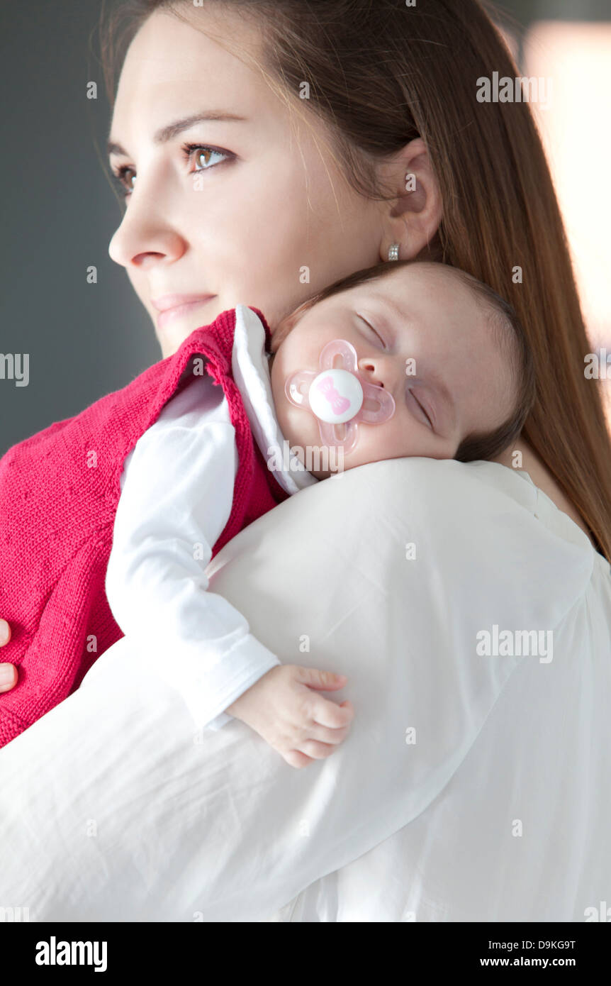 Femme avec bébé fille nouveau-né Banque D'Images