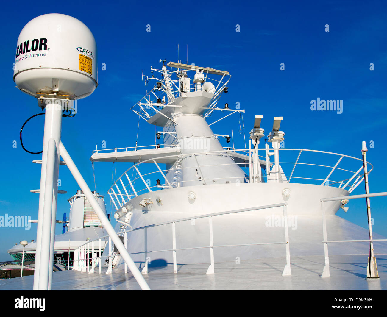 Les communications et les systèmes de radar sur un paquebot de croisière 'Légende de la mer" au large de Marseille, France Banque D'Images