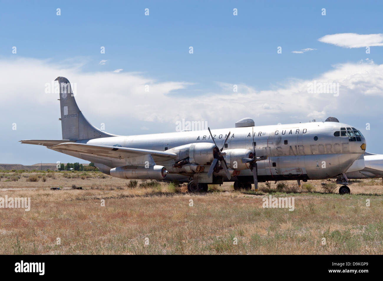 Un Boeing C-97 Stratofreighter Hawkins se trouve dans la zone de stockage et pouvoirs à Greybull, Wyoming. Banque D'Images