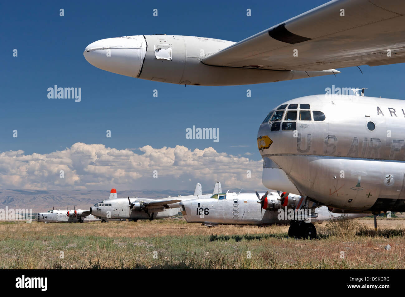 Un C-97, une paire de PB4Y's, et un C-119 Flying Boxcar Hawkins s'asseoir dans la zone de stockage de pouvoirs & Greybull, Wyoming. Banque D'Images