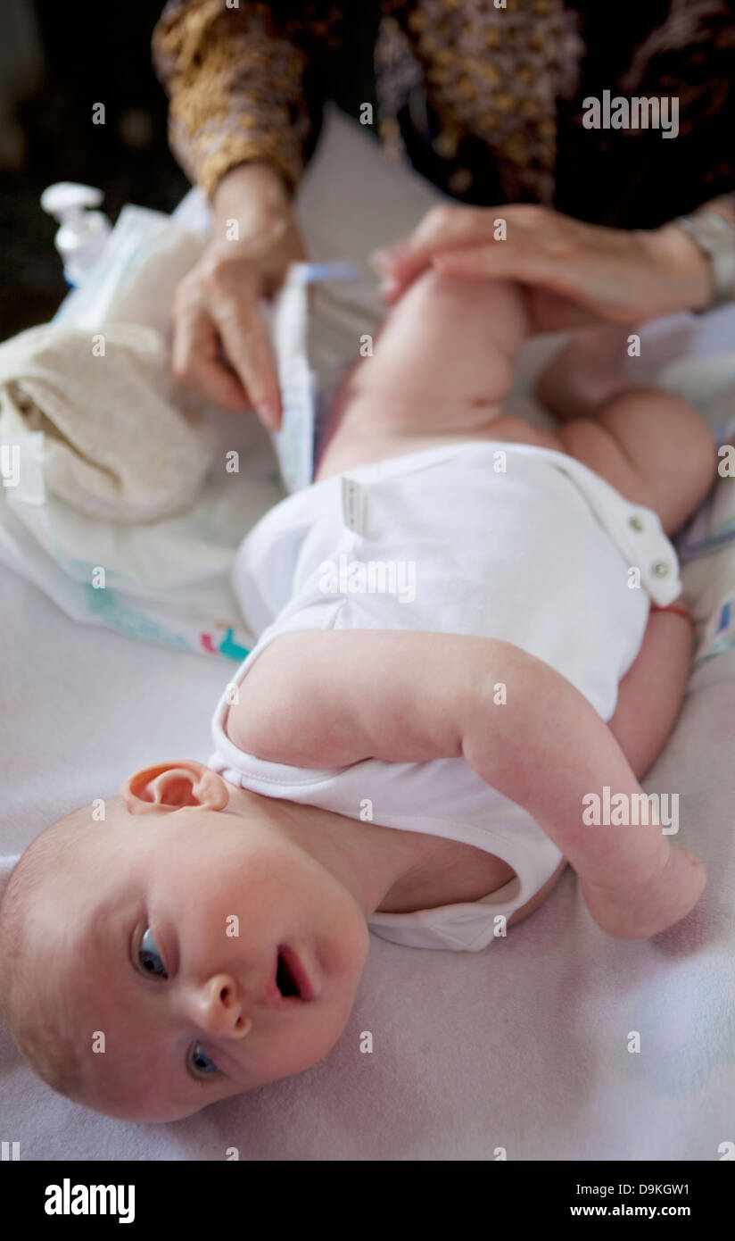 Baby girl sur la table à langer,changement de couche Banque D'Images