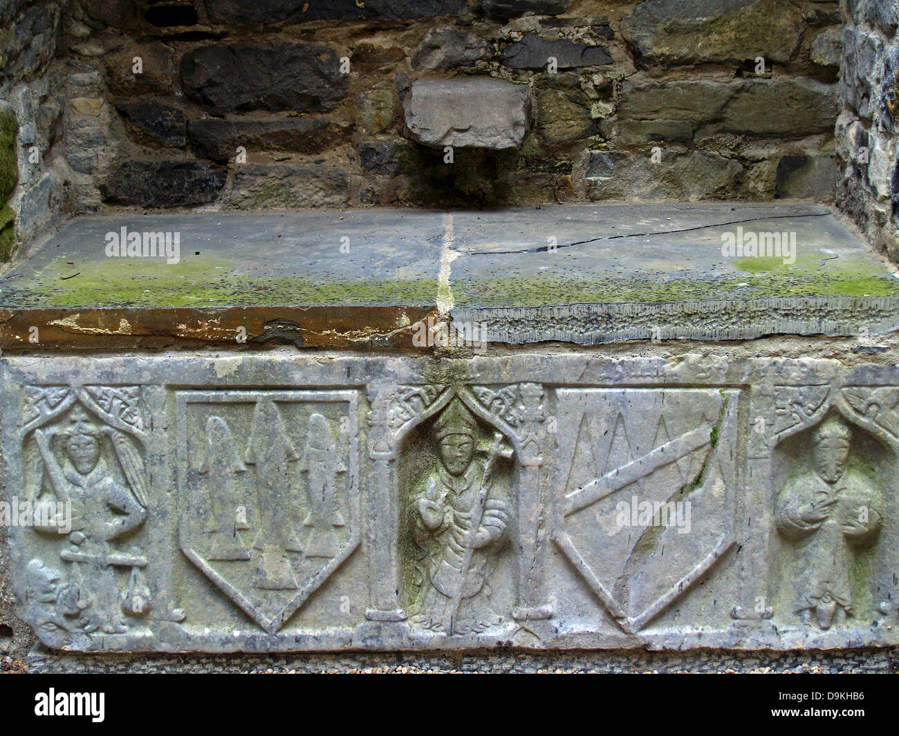 Sur une poitrine tombe sculptures,Rocher de Cashel, comté de Tipperary, Irlande Banque D'Images