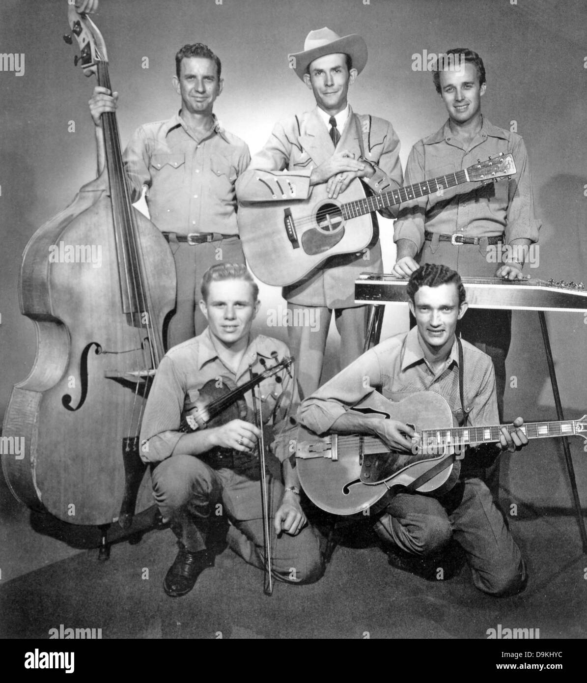 HANK WILLIAMS (1923-1953) NOUS JOINDRE Pays et musicien occidental avec son groupe de cowboys à la dérive en 1951. De gauche ; Howard Watts ( basse), Jerry Rivers (violon), Hank Williams (guitare rythmique), Sammy Pruett (guitare) Don Helms (guitariste) en acier Banque D'Images