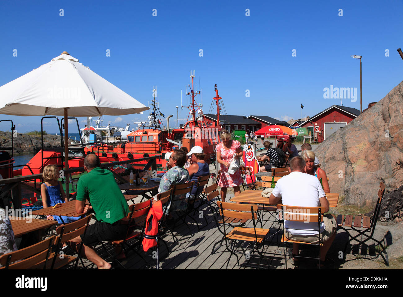Cafe, port de l'île de Landsort (Oeja), archipel de Stockholm, côte de la mer Baltique, la Suède, Scandinavie Banque D'Images
