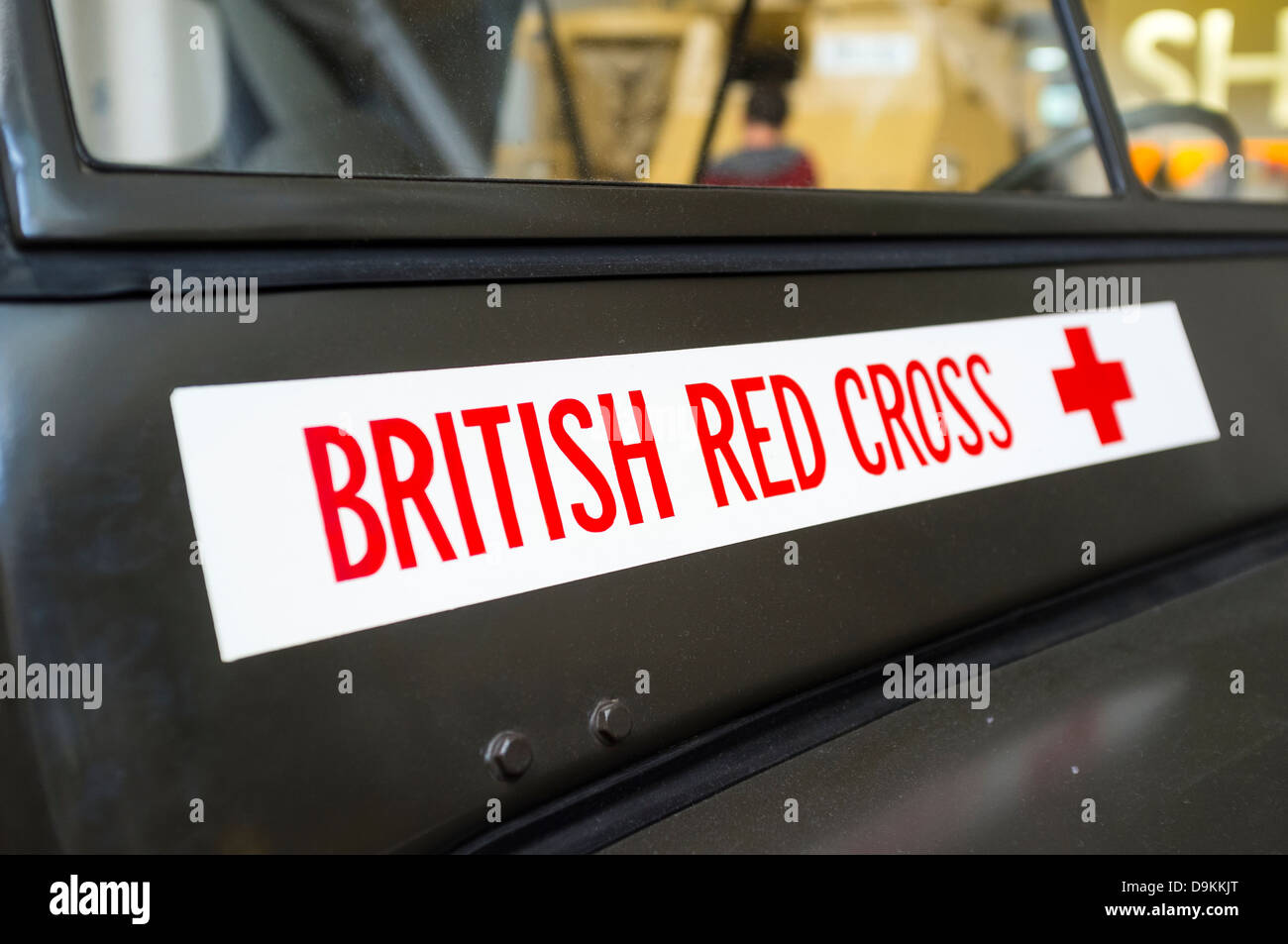 La Croix Rouge britannique signe sur l'avant de Willys Jeep. Banque D'Images