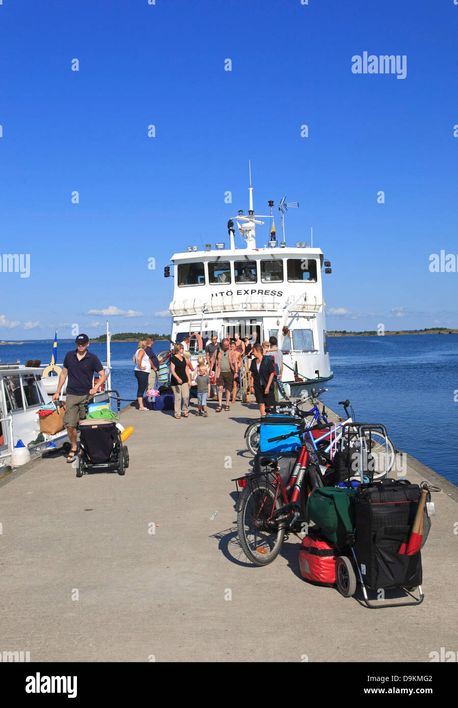 Ferry dans Nattaroe, île de l'archipel de Stockholm, côte de la mer Baltique, la Suède, Scandinavie Banque D'Images