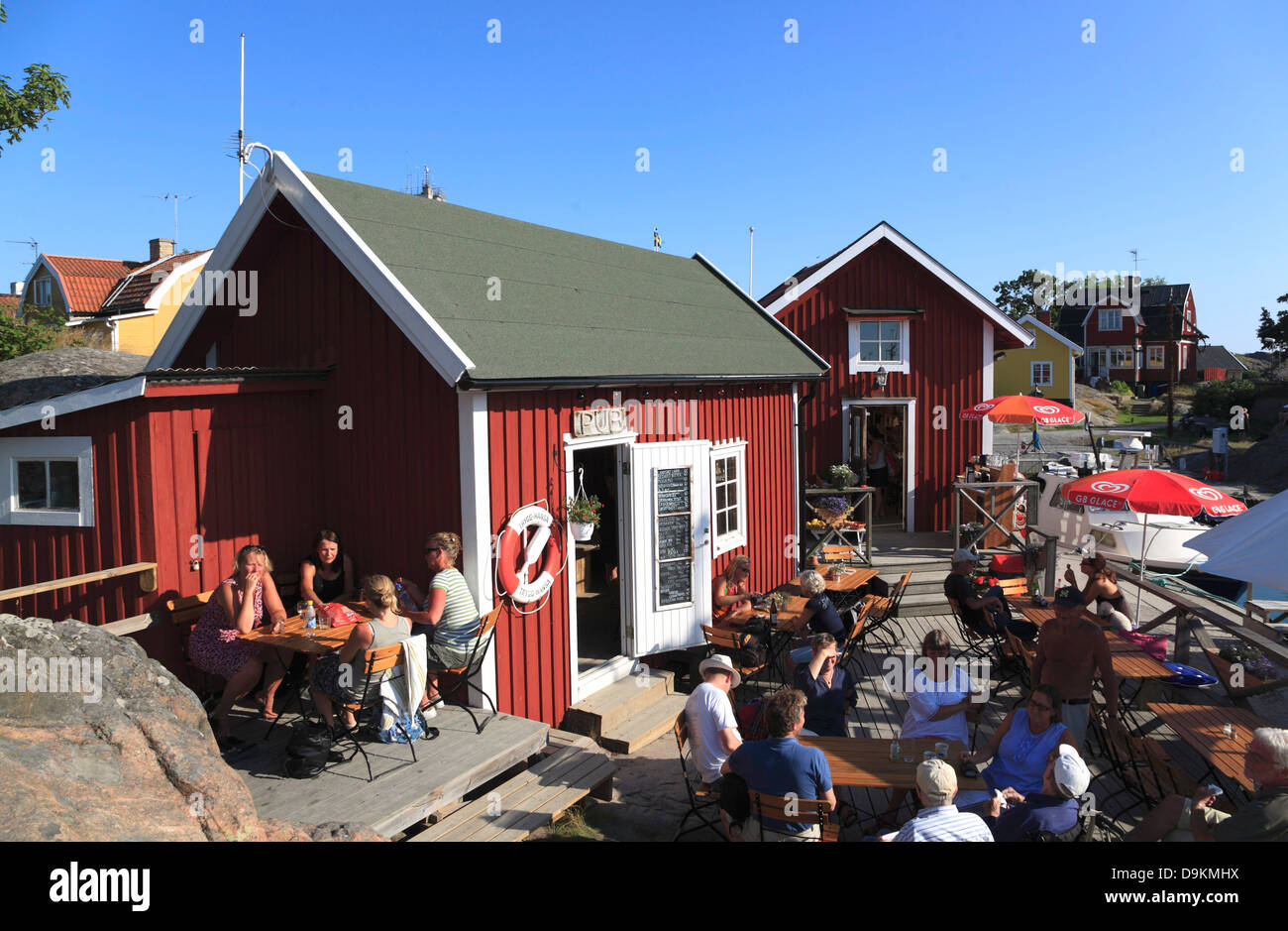 Cafe, port de l'île de Landsort (Oeja), archipel de Stockholm, côte de la mer Baltique, la Suède, Scandinavie Banque D'Images