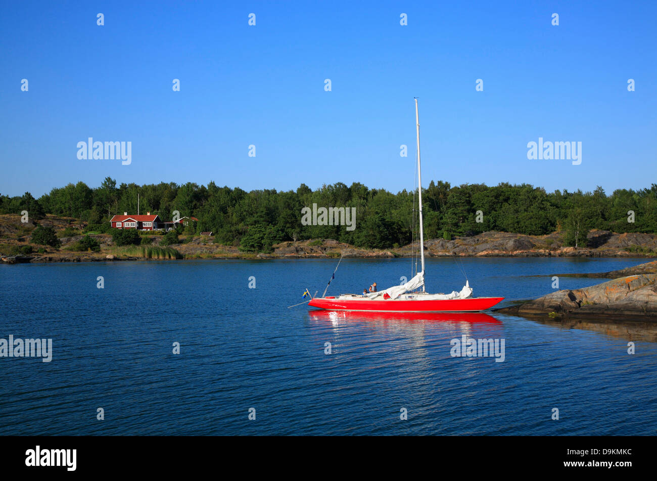 Bateau à voile près de Nattaroe, île de l'archipel de Stockholm, côte de la mer Baltique, la Suède, Scandinavie Banque D'Images