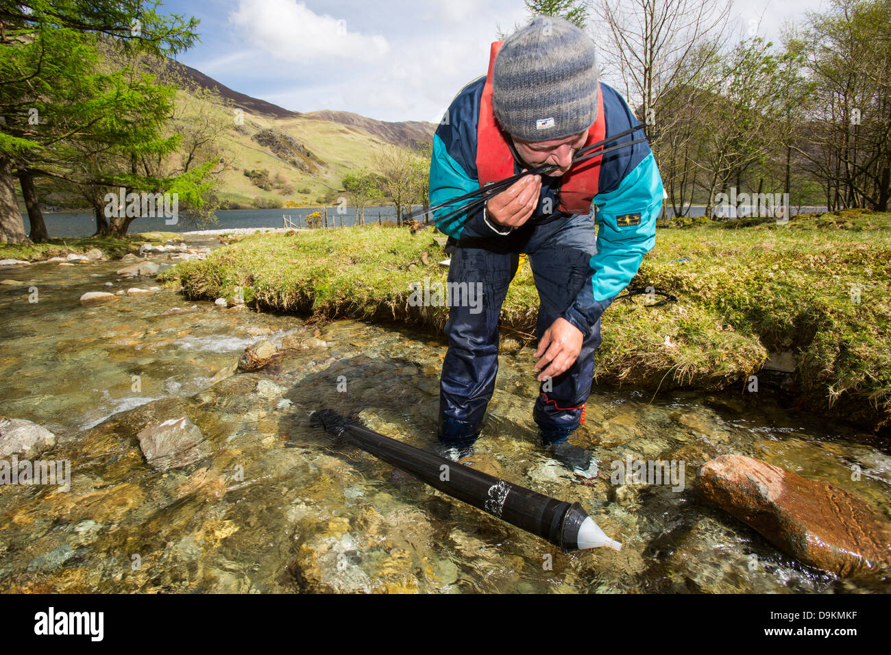 Le Dr Jeff Warburton Université de Durham se vide un piège à sédiments d'une rivière entrant de la hure dans le Lake District Banque D'Images