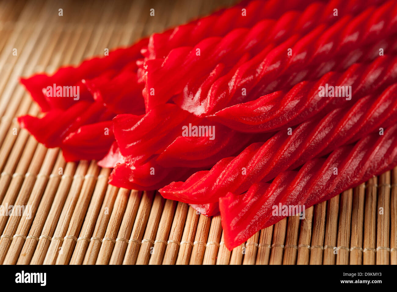 Bonbon à la réglisse rouge vif en forme de corde torsadée Banque D'Images