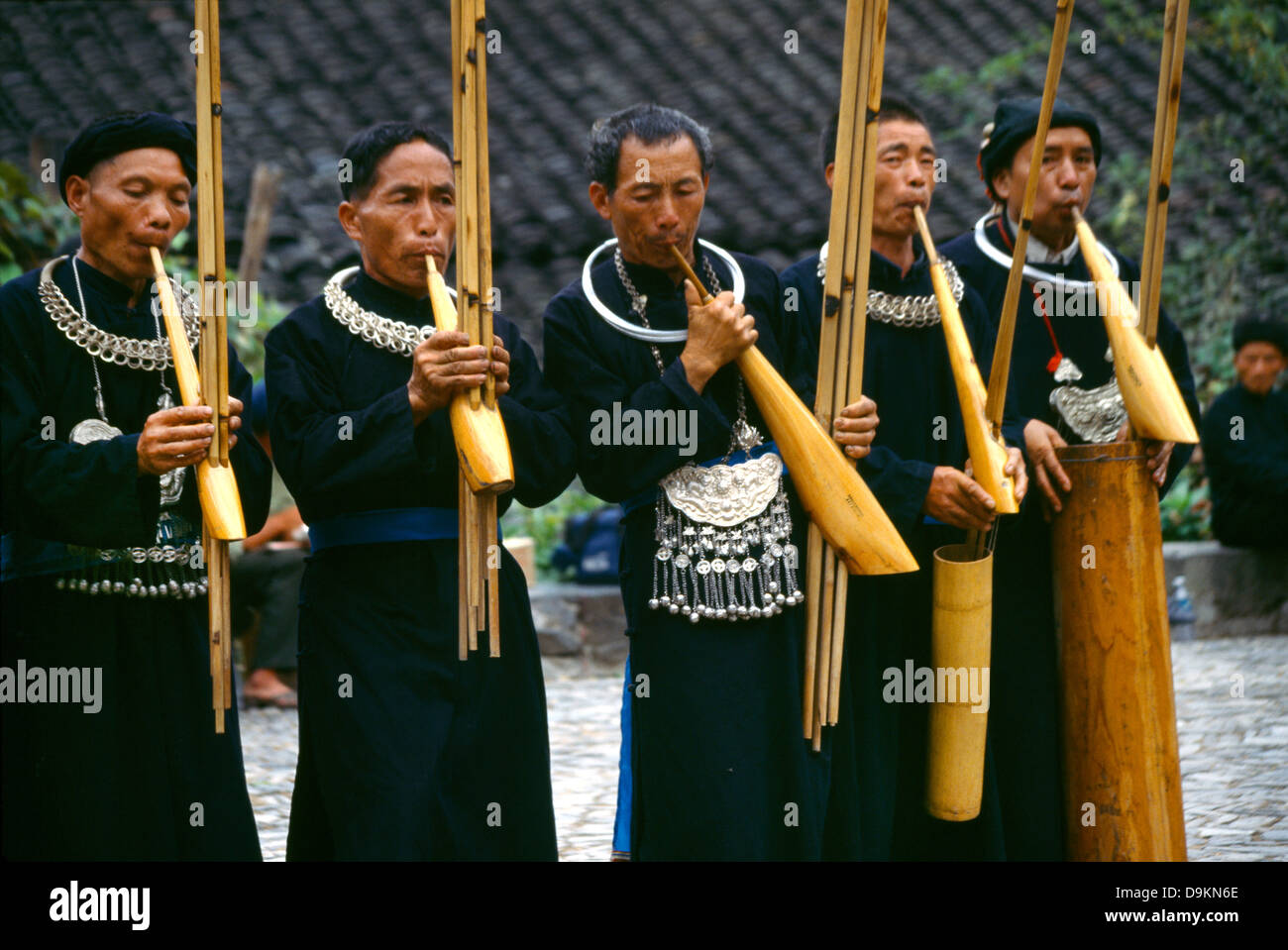 La province du Guizhou Chine Festival à Langde Men playing Lusheng Pipes Banque D'Images