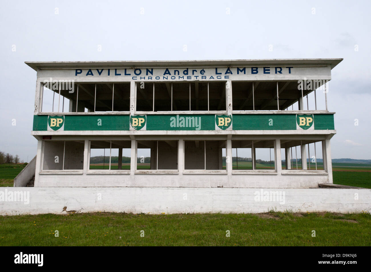 Les vestiges de l'ancien temps passé construction du circuit de Reims-Gueux dans le nord de la France. Banque D'Images