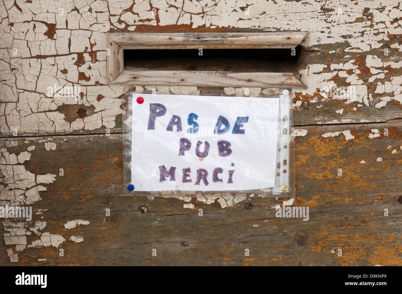 Un avis écrit à la main sur une porte française demande aux gens de ne pas livrer le courrier indésirable. Banque D'Images