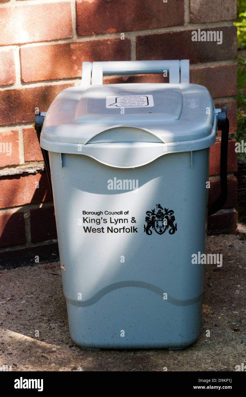 Armoiries de Borough Council of King's Lynn & West Norfolk sur la bac de recyclage. Banque D'Images