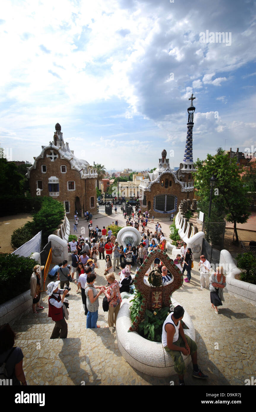 Les foules à la célèbre lézard dans le Parc Guell Barcelone Espagne Banque D'Images