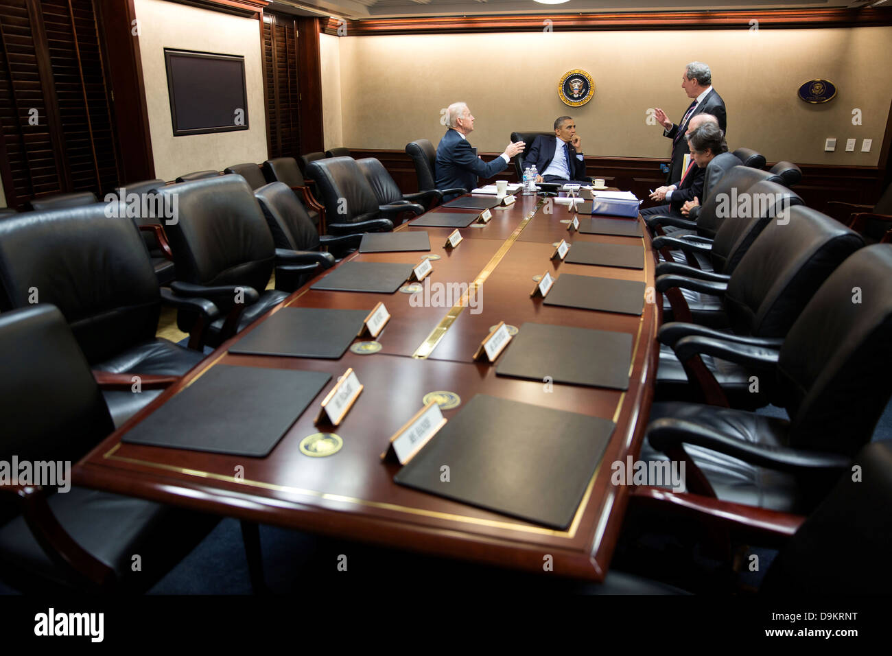 Le président américain Barack Obama et le Vice-président Joe Biden parle avec les conseillers à la suite d'une réunion du personnel de sécurité nationale dans la situation Room de la Maison Blanche le 1 mai 2013 à Washington, DC. La droite du Président sont : Mike Froman, sous-conseiller pour la sécurité nationale, d'économie internationale ; le Conseiller pour la sécurité nationale, Tom Donilon ; et Tony Blinken, Vice-conseiller à la sécurité nationale. Banque D'Images