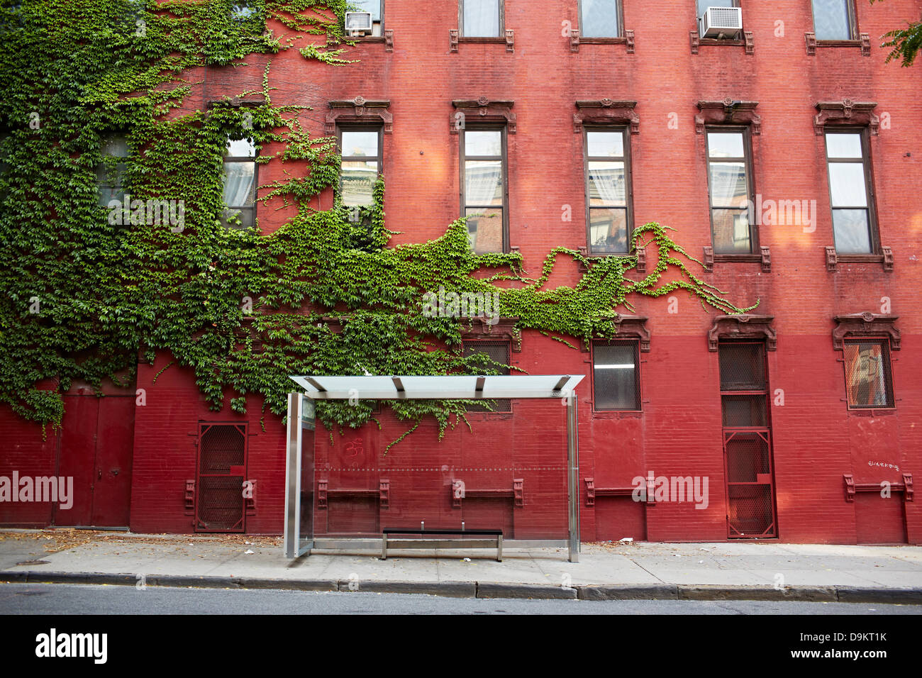 Arrêt de bus et en briques rouges, New York City, USA Banque D'Images