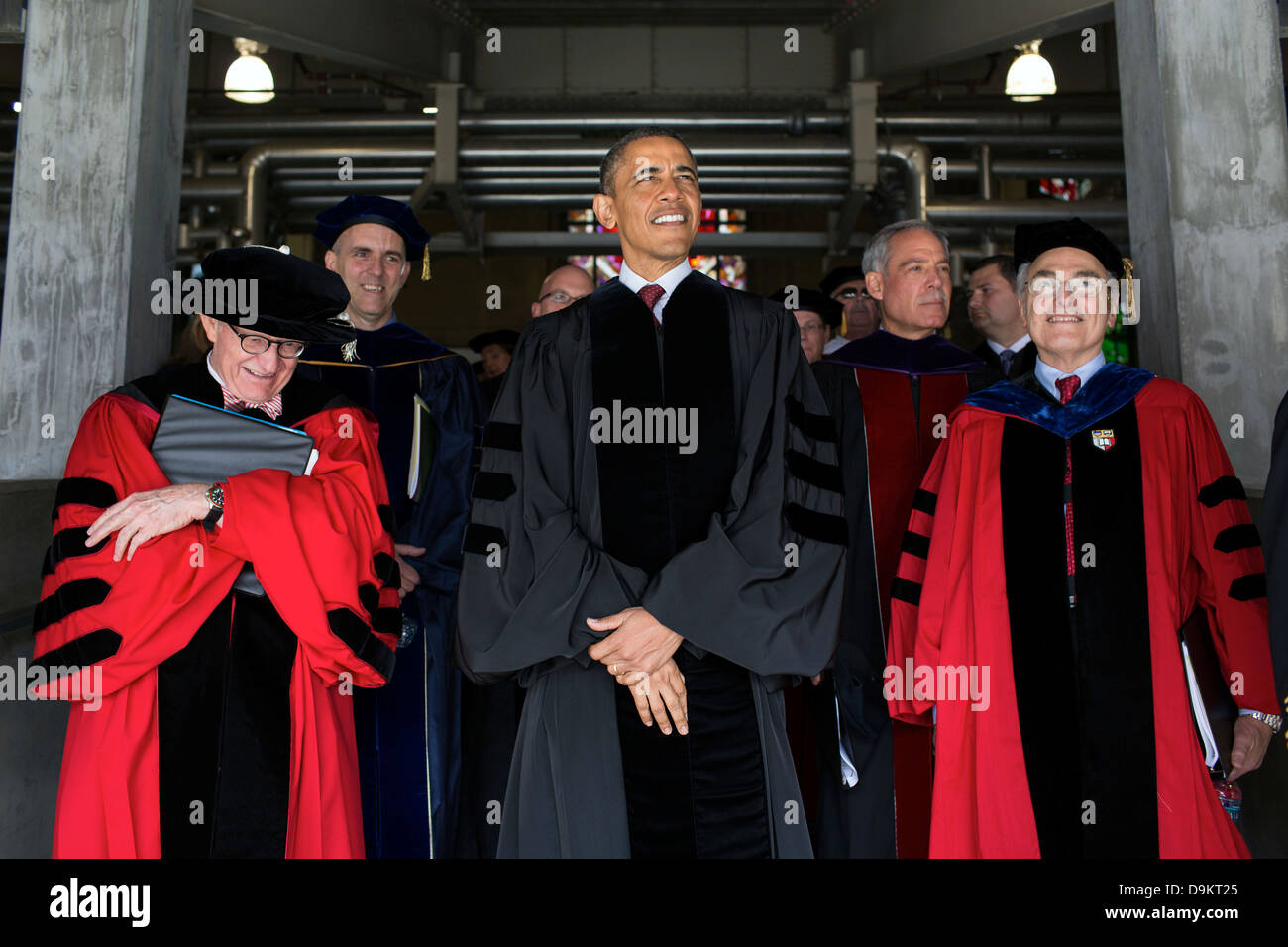 Le président américain Barack Obama se joint à l'Ohio State University Président E. Gordon Gee, gauche, et d'autres avant le début de l'ouverture à l'Ohio Stadium le 5 mai 2013, à Columbus, Ohio. Banque D'Images