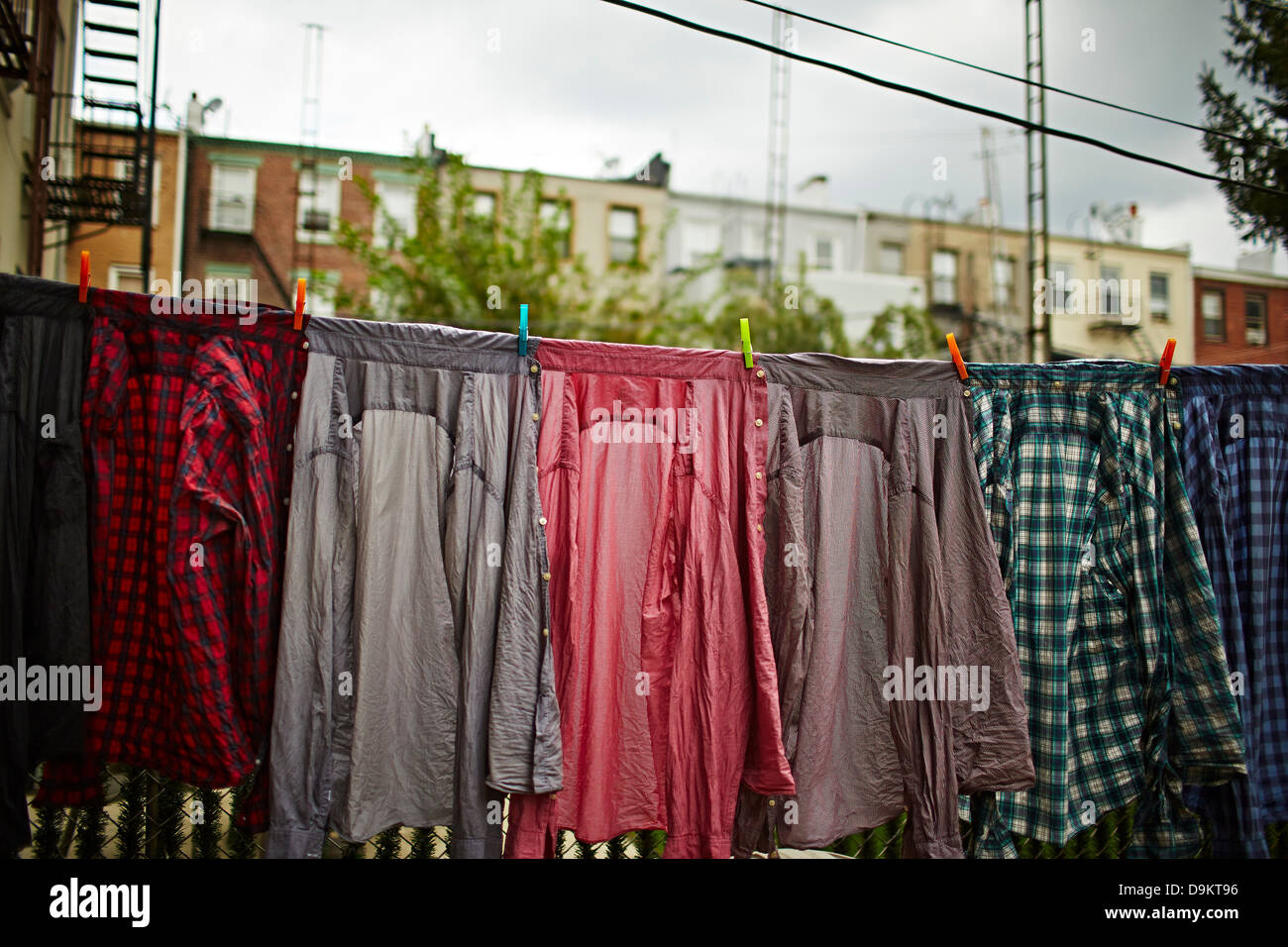 Shirts hanging on clothes line Banque D'Images