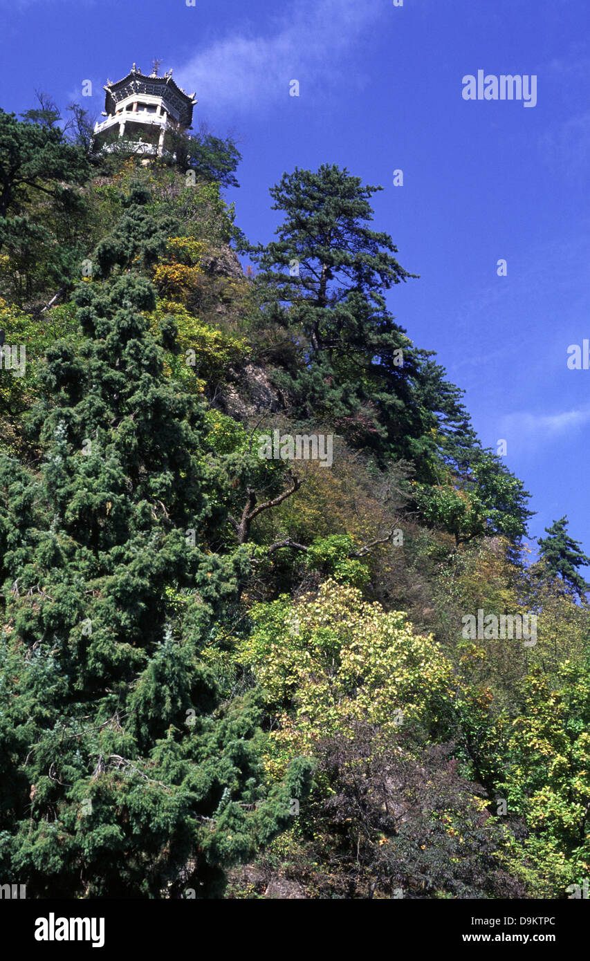 Pavillon taoïste sur haut de kongtong shan montagne sainte des trois religions : le taoïsme, le bouddhisme et le confucianisme, près de la ville de Jiuquan dans la province de Gansu, Chine Banque D'Images