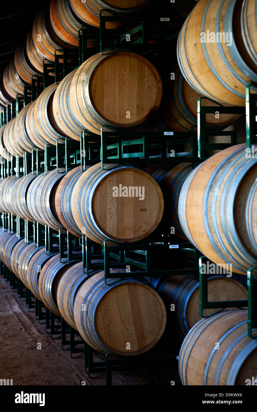 Chêne des tonneaux de vin s'asseoir dans une pile dans un Santa Ynez Valley Winery à Los Olivos, en Californie, le 22 août 2010. Banque D'Images