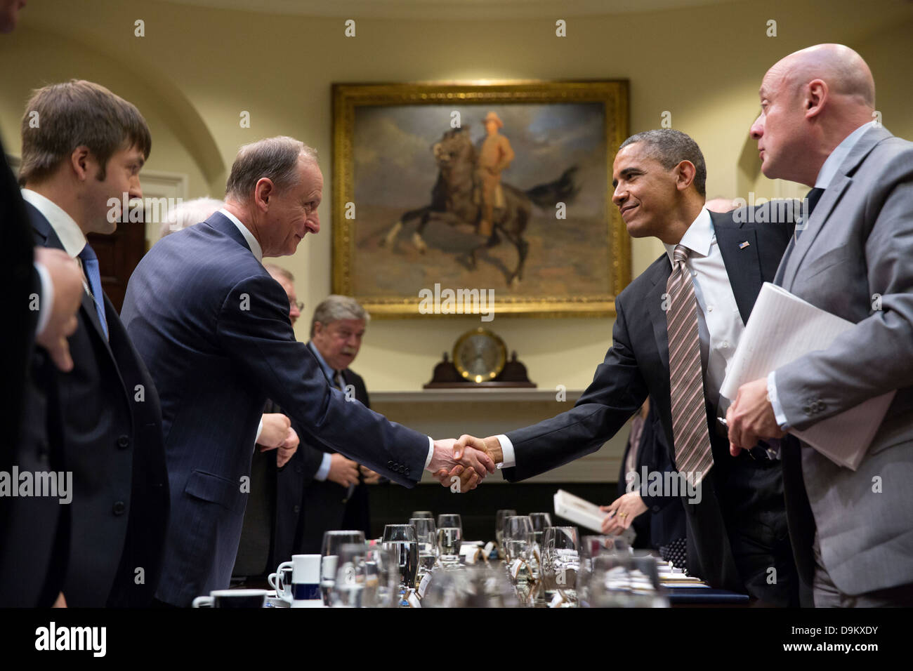 Le président américain Barack Obama descend par une réunion avec le secrétaire du Conseil de sécurité russe Nikolaï Patrushev dans la Roosevelt Room de la Maison Blanche le 22 mai 2013 à Washington, DC. Banque D'Images