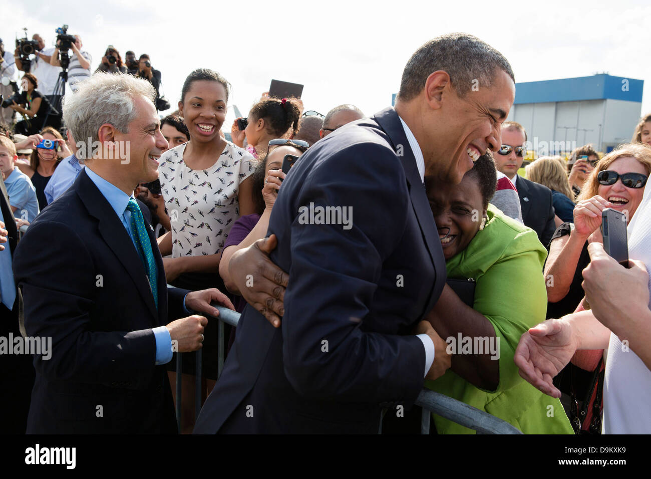 Le président américain Barack Obama et le maire de Chicago, Rahm Emanuel saluer les gens sur l'aire de trafic de l'aéroport international O'Hare de Chicago le 29 mai 2013 à Chicago, IL. Banque D'Images