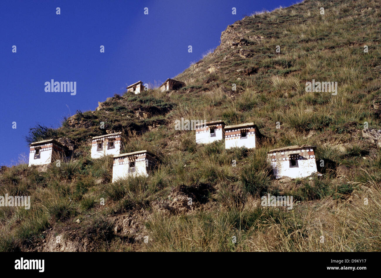 Les chambres de méditation sur les collines qui entourent le monastère de Labrang Labuleng Si ou l'un des six grands monastères de l'école Gelug du bouddhisme tibétain situé au pied de la montagne au nord-ouest de Phoenix dans le comté de Xiahe Gannan Préfecture autonome de nationalité tibétaine, Province de Gansu, Chine Banque D'Images