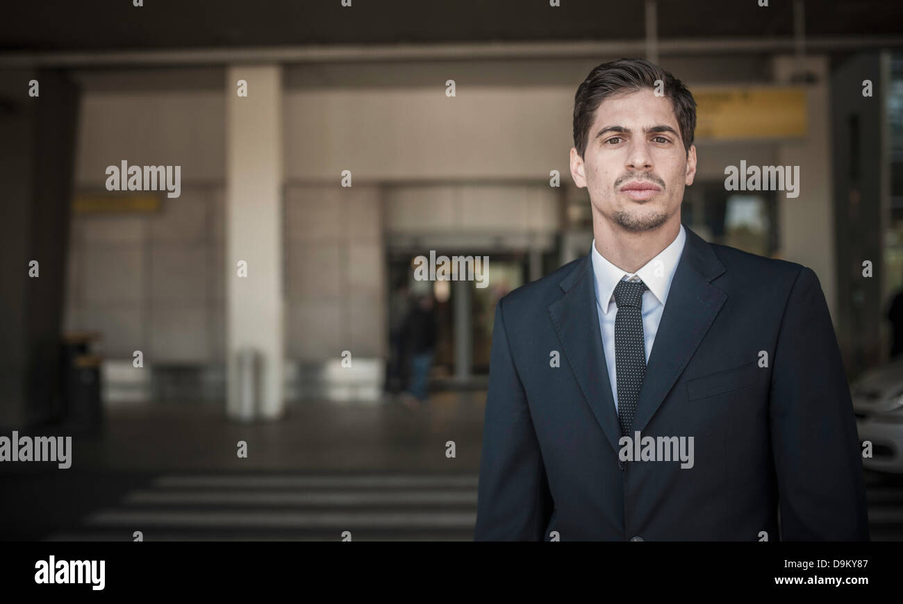 Portrait de jeune homme à l'extérieur airport Banque D'Images