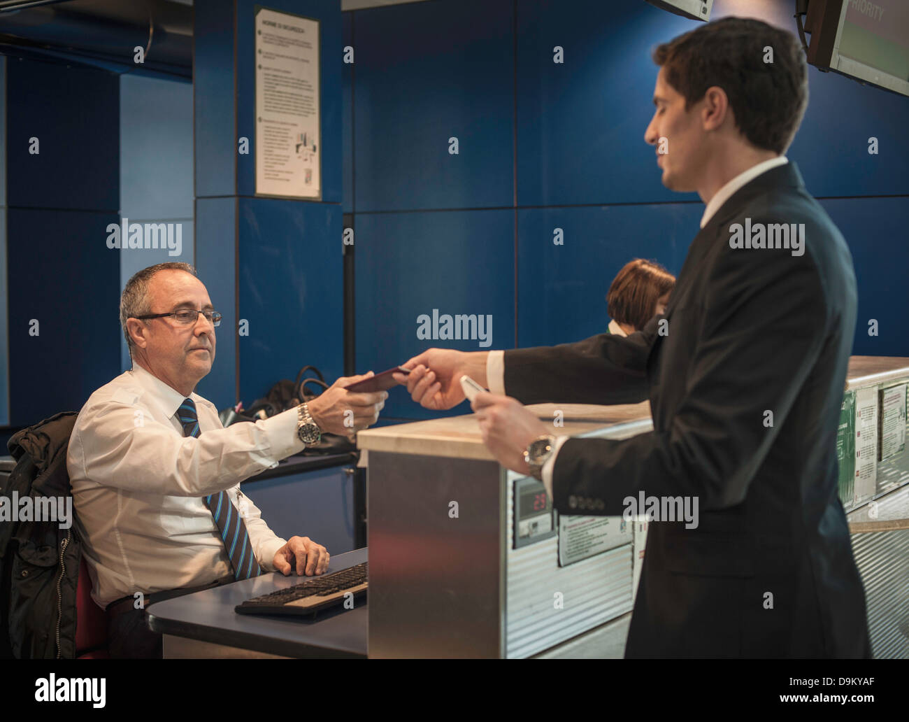 Businessman at airport check dans la zone Banque D'Images