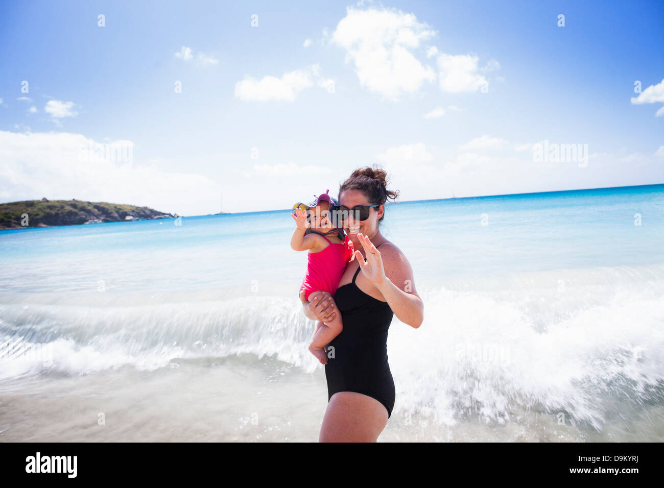 Mother holding baby fille et en agitant, St Maarten, Pays-Bas Photo Stock -  Alamy