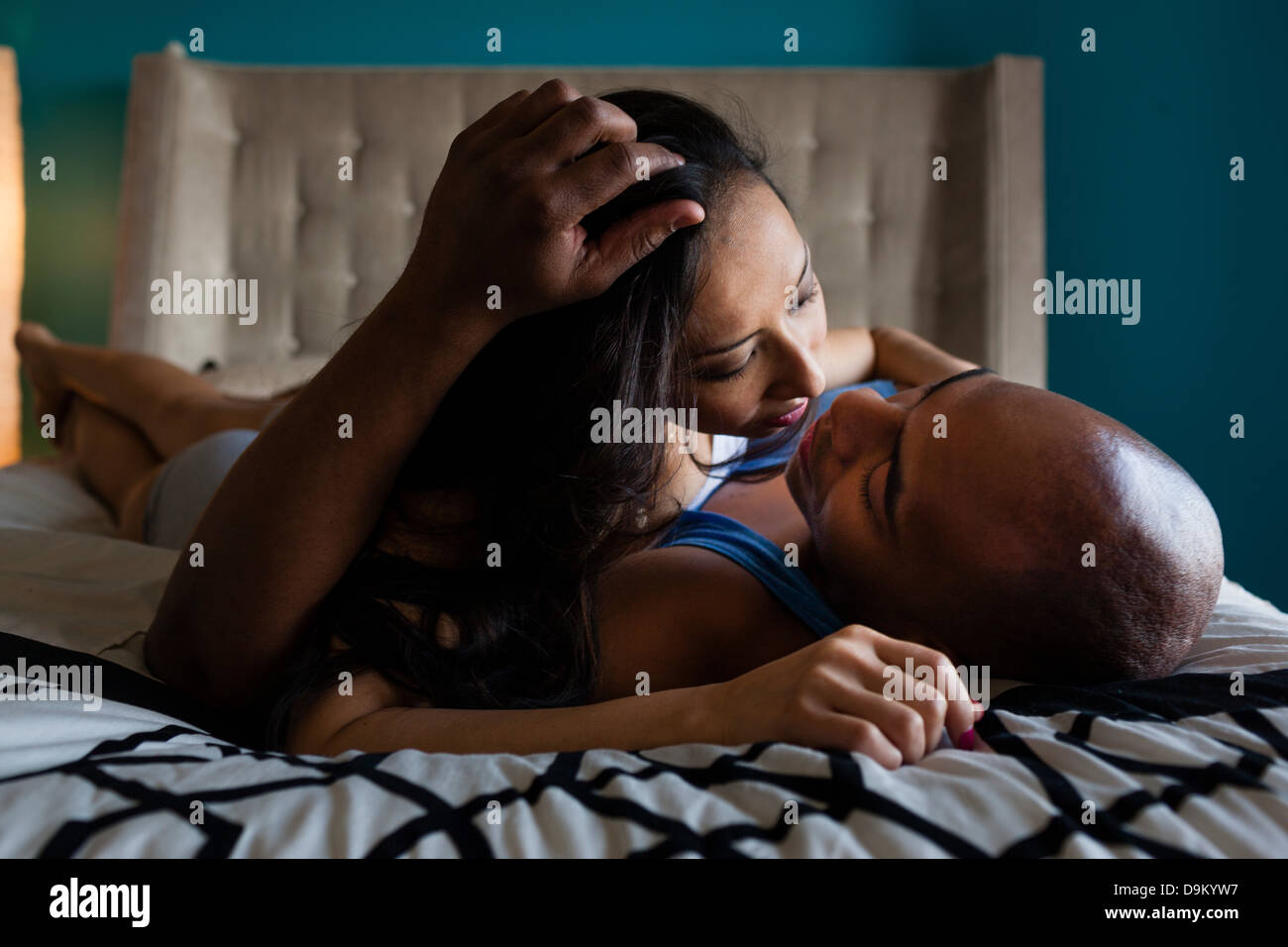 Couple kissing on bed Banque D'Images