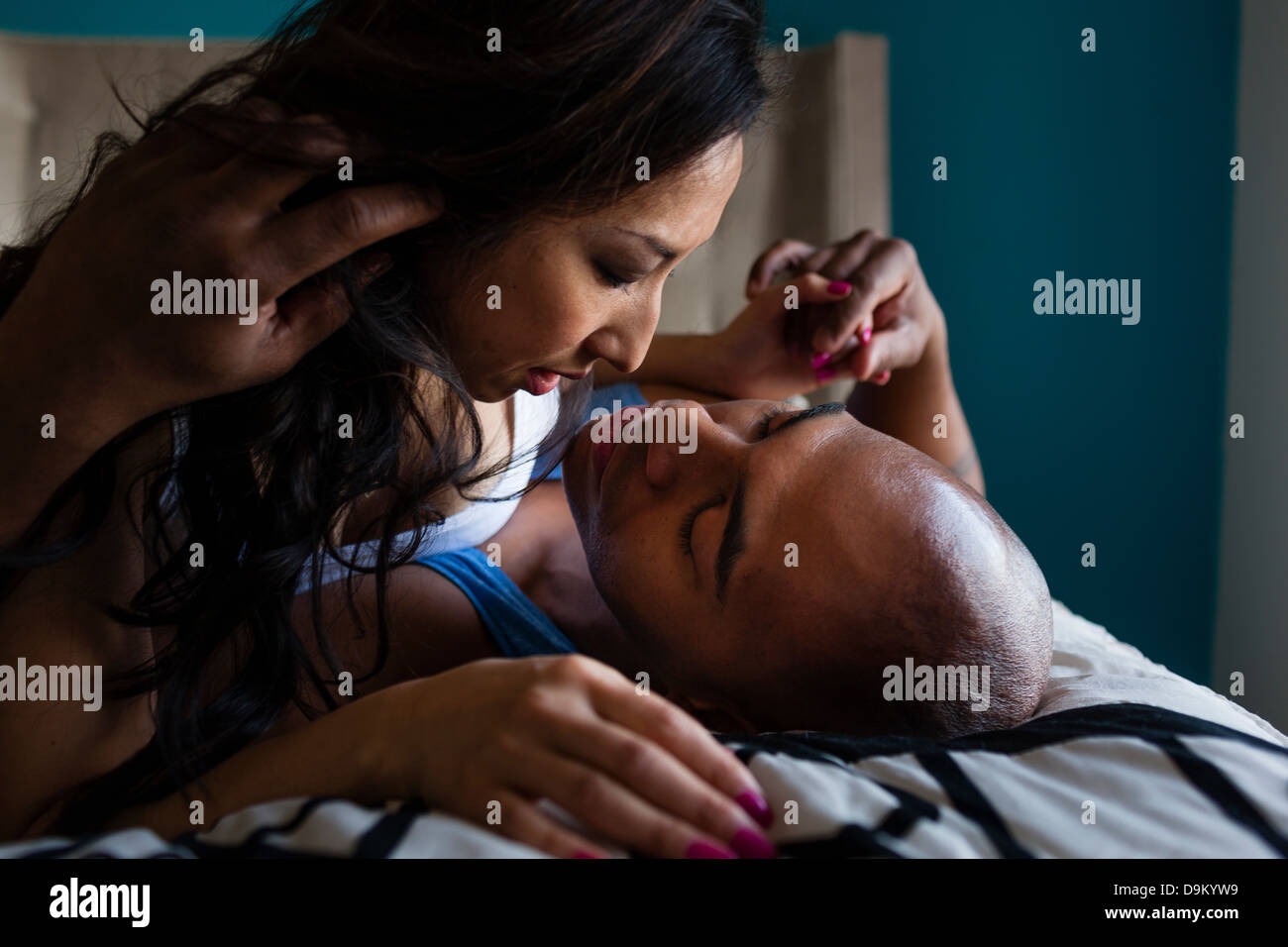 Couple kissing on bed Banque D'Images