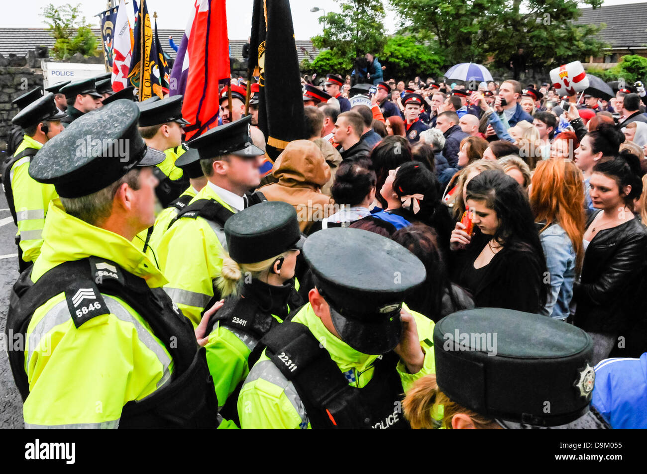 Belfast, Irlande du Nord. Le 21 juin 2013. La police en uniforme portant des gilets haute visibilité tenir une ligne d'arrêter environ 300 loyalistes se dirigeant vers les boutiques Ardoyne, déclenchant la violence sectaire potentiel Crédit : Stephen Barnes/Alamy Live News Banque D'Images