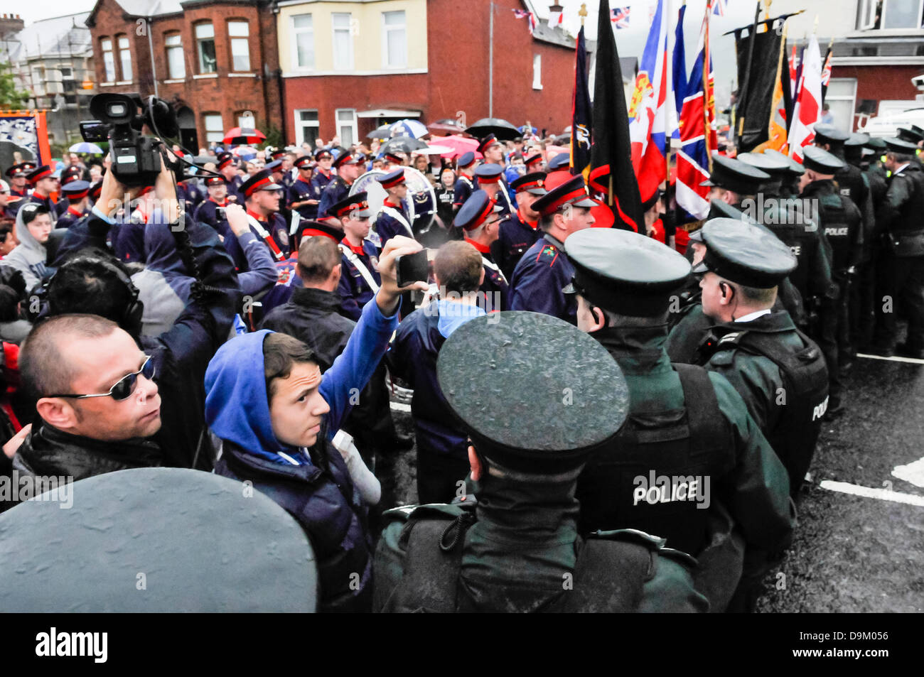 Belfast, Irlande du Nord. Le 21 juin 2013. La police en uniforme tenir une ligne d'arrêter environ 300 loyalistes se dirigeant vers les boutiques Ardoyne, déclenchant la violence sectaire potentiel Crédit : Stephen Barnes/Alamy Live News Banque D'Images