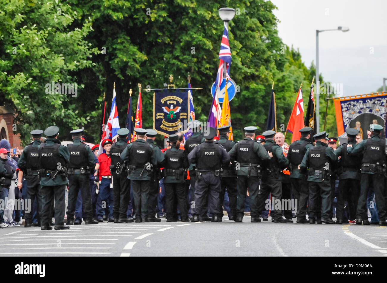 Belfast, Irlande du Nord. Le 21 juin 2013. La police en uniforme tenir une ligne d'arrêter environ 300 loyalistes se dirigeant vers les boutiques Ardoyne, déclenchant la violence sectaire potentiel Crédit : Stephen Barnes/Alamy Live News Banque D'Images